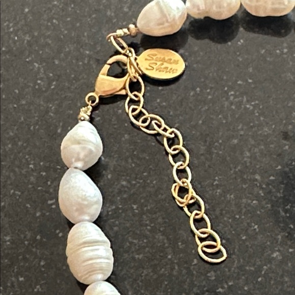 SUSAN SHOW GOLD SINGLE TONE VENETIAN GLASS BEE ADJUSTABLE PEARL NECKLACE - Picture 5 of 6